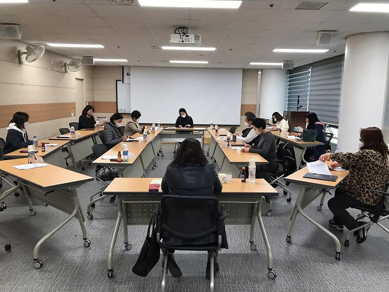 1단계 격하되었다는 반가운 소식에 모인 협의회 이미지