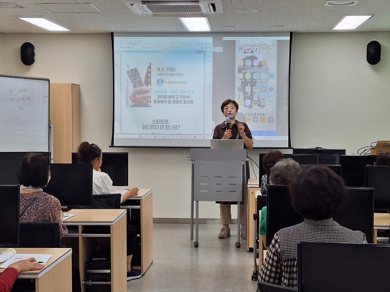 가정1동 주민자치회 「가정1동 문화살롱-스마트한 스마트폰」교육 추진 완료 사진