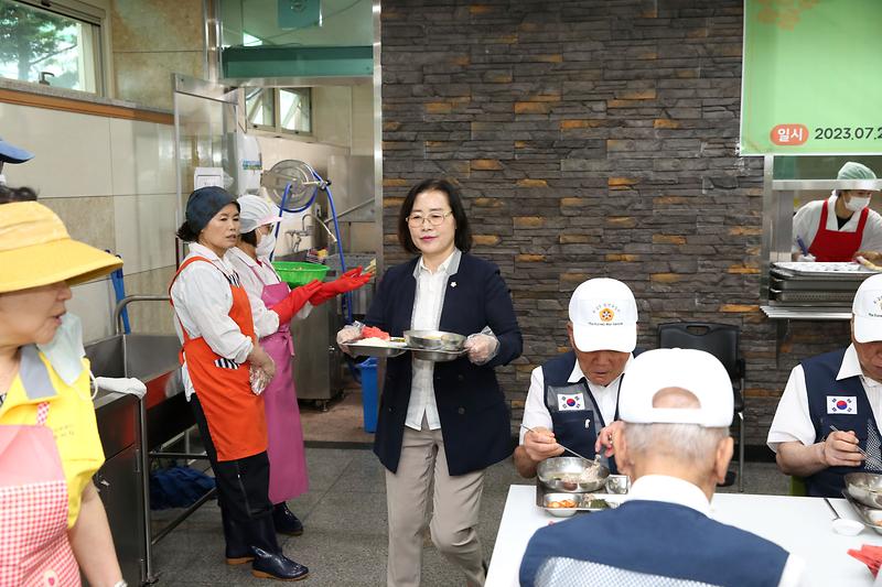 2023.07.21._6.25_참전용사,_지역어르신_건강기원_복날_삼계탕_행사1.jpg 이미지