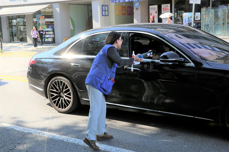2023.08.08._한국자유총연맹_서구지회_태극기_나눔행사3.jpg 이미지