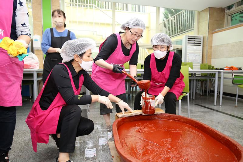 2023.10.23._사랑의_고추장_담그기(서구여성단체협의회)3.jpg 이미지