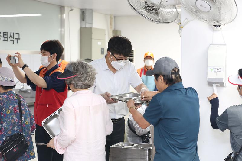 2024.07.25._중복맞이_건강기원_보양식_나눔_활동__(2).jpg 이미지