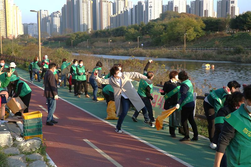 2024.11.12._EM흙공_던지기(직.공장새마을운동서구협의회)_(77).jpg 이미지