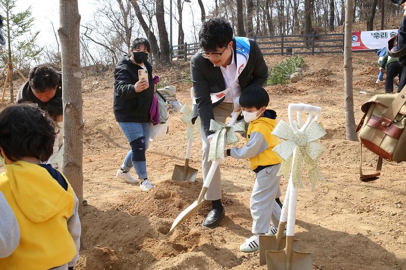 2025.04.04._제80회_식목일_나무심기_행사_(56).jpg 이미지