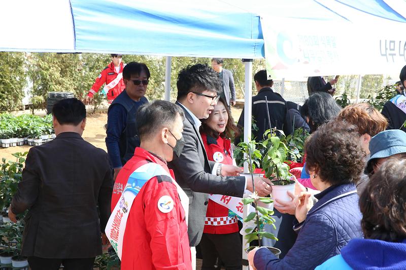 2025.04.04._제80회_식목일_나무심기_행사_(95).jpg 이미지
