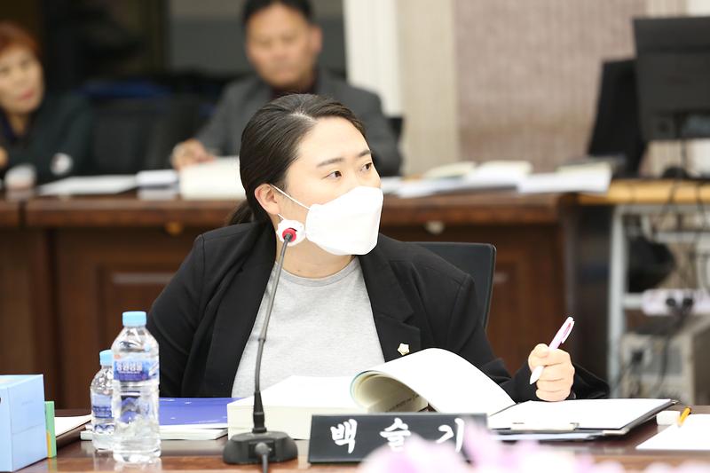 2023.11.21._2023년도_행정사무감사_개시선언_및_1일차_(백슬기).jpg 이미지