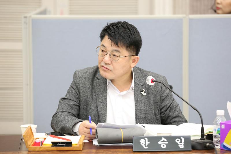 2024.11.21._2024년도_행정사무감사_특별위원회_개시선언및1일차_(221).jpg 이미지