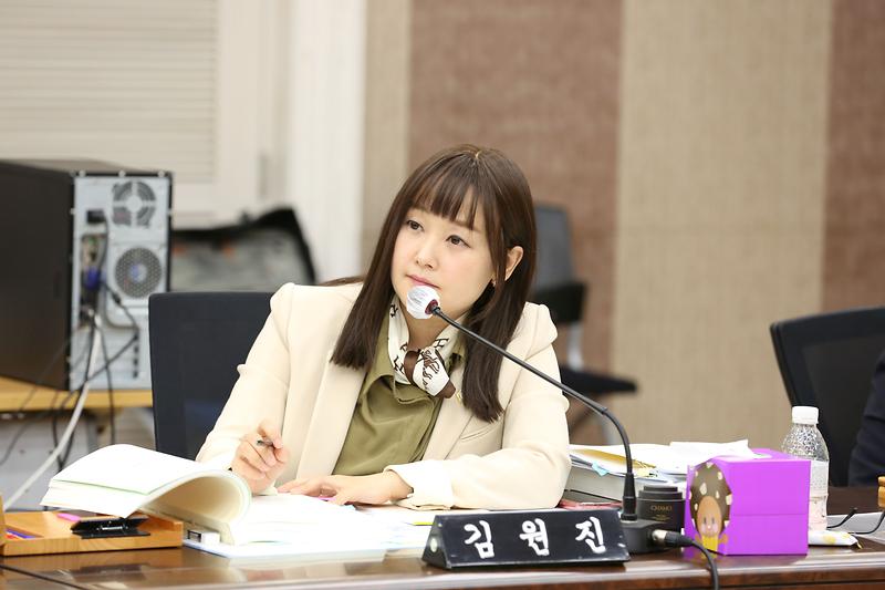 2024년도 행정사무감사 1일차( 김원진 위원) 사진