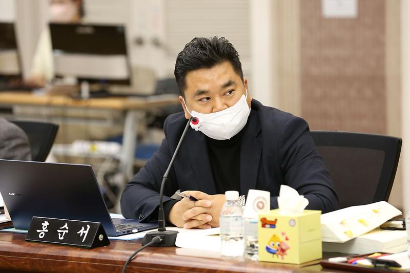 2022-11-29_보도자료_사진(인천서구의회_행정사무감사_시설관리공단_관련)_2_홍순서의원_(크기조정).jpg 이미지