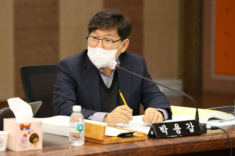 2022-11-29_보도자료_사진(인천서구의회_행정사무감사_시설관리공단_관련)_3_박용갑의원_(크기조정).jpg 이미지