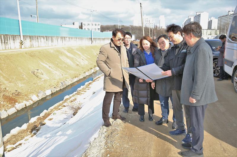 2024-03-13_보도자료_사진1(인천서구의회_환경경제위,_검단천_생태환경_개선사업_현장점검).jpg 이미지
