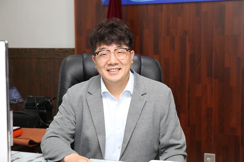 2024-07-23_보도자료_사진(서구의회_의장_취임_인터뷰)_(1).jpg 이미지