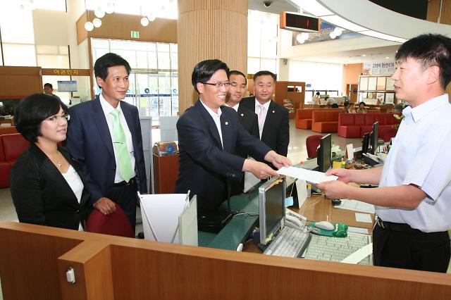 AG 주경기장 특위, 인천시에 서명부 제출 사진