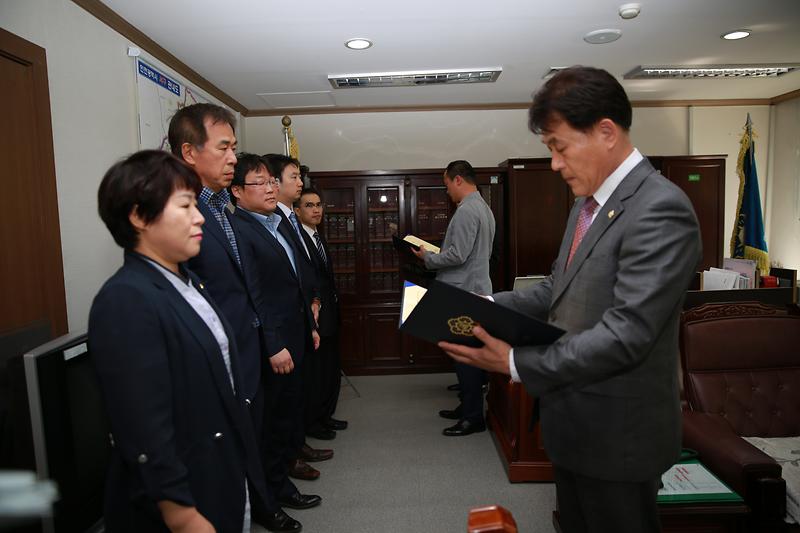 결산검사위원 위촉장 수여 사진