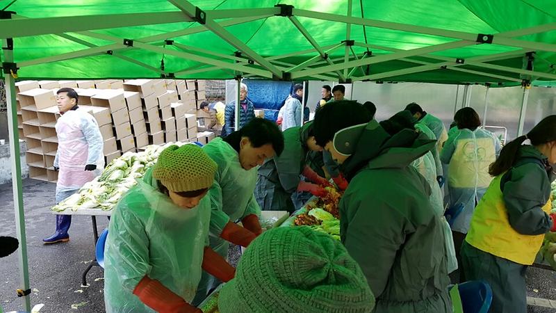 연희동 주민자치위원회 김장 담그기 행사 사진