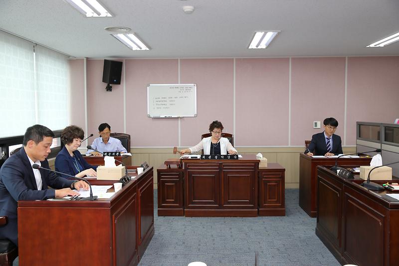 의회운영위원회 사진