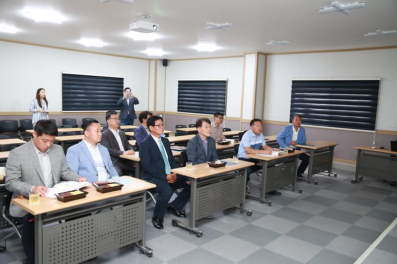 인천식품단지개발(주) 관계자로부터 진행 사항 청취 이미지