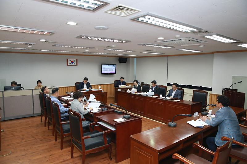 서구의회 의원연구단체 심의위원회 심의 사진