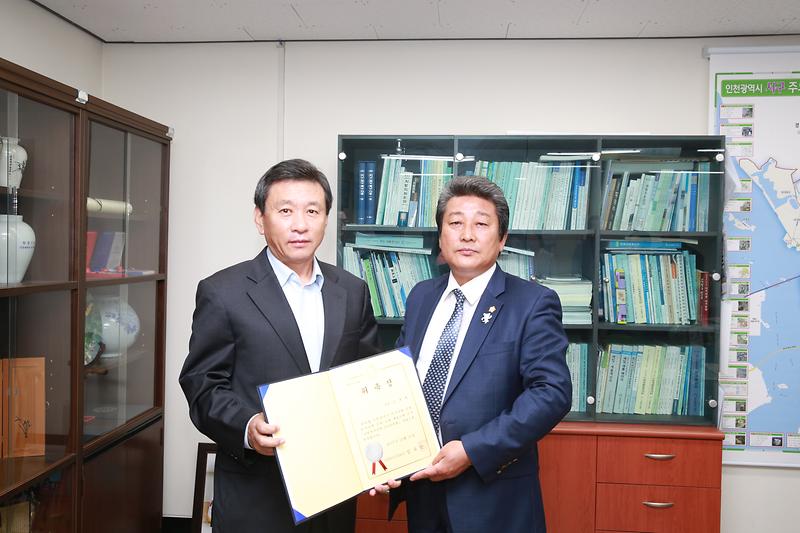 의원연구단체 심의위원회 민간위원 위촉장 수여  사진