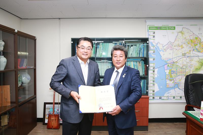 의원연구단체_위촉장_수여2.jpg 이미지