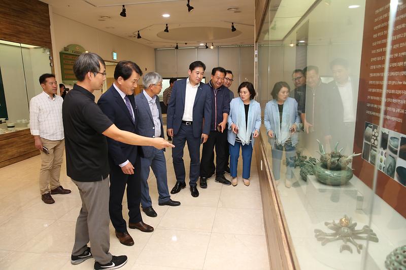 2019.09.19._우리땅_우리문화_바로알기_포럼_현장방문_(녹청자박물관).jpg 이미지