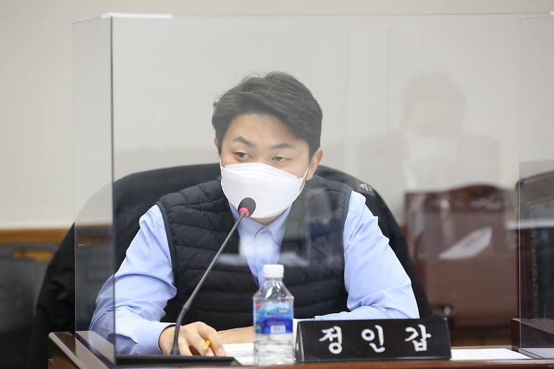 2021.02.18._제242회_제2차_자치행정위원회__(16).jpg 이미지