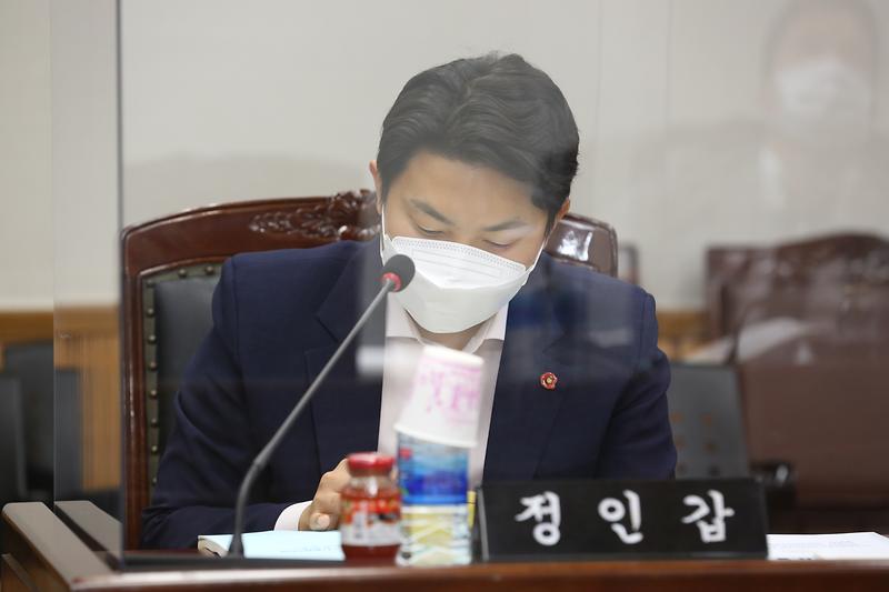 2021.04.13._제243회_제6차_자치행정위원회__(23).jpg 이미지