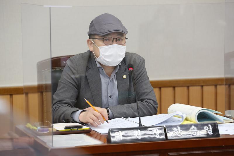 2021.04.13._제243회_제6차_자치행정위원회__(3).jpg 이미지