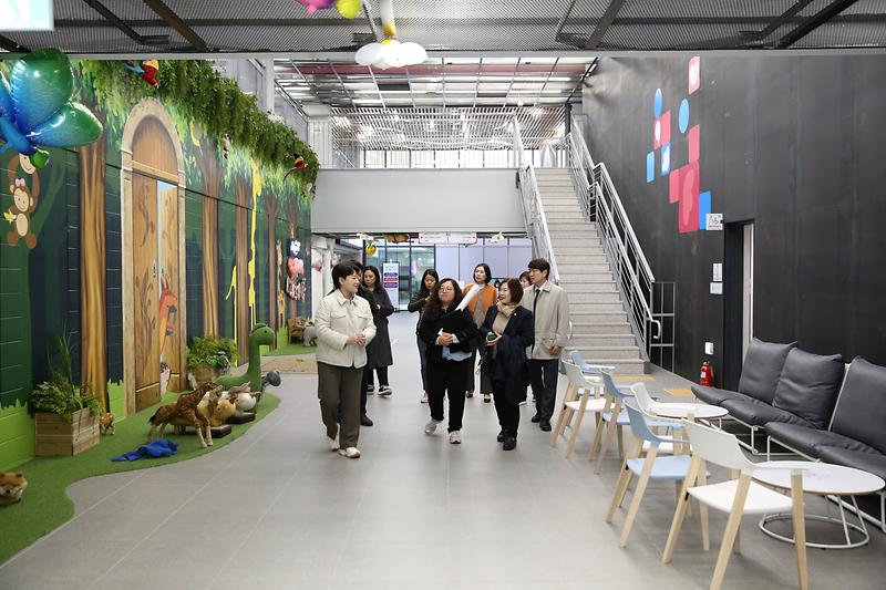 2024.11.05._아이키우기_좋은_도시_연구회_비교시찰(서울여성플라자)_(15).jpg 이미지