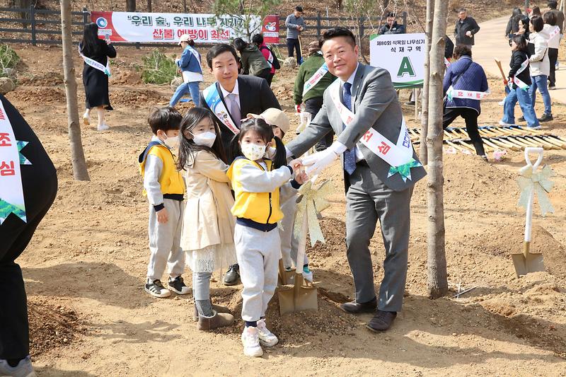 2025.04.04._제80회_식목일_나무심기_행사_(54).jpg 이미지