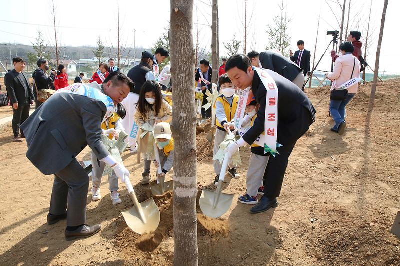 2025.04.04._제80회_식목일_나무심기_행사_(57).jpg 이미지