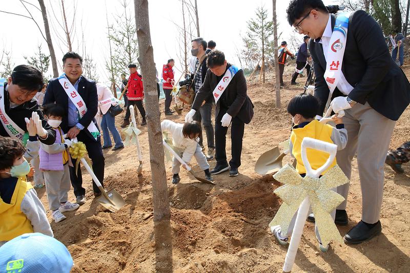 2025.04.04._제80회_식목일_나무심기_행사_(63).jpg 이미지