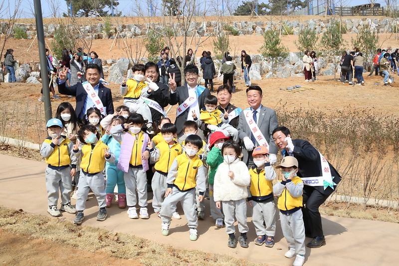 2025.04.04._제80회_식목일_나무심기_행사_(75).jpg 이미지