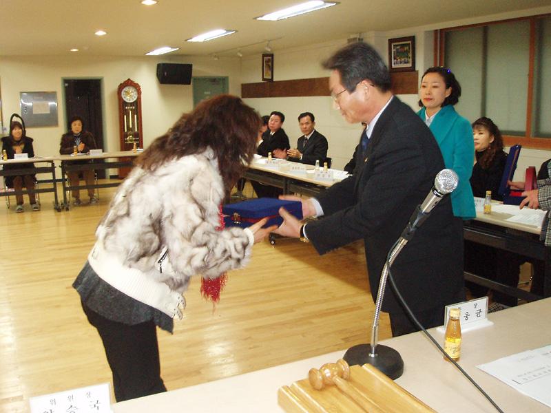 우수 강사 감사패 전달 사진