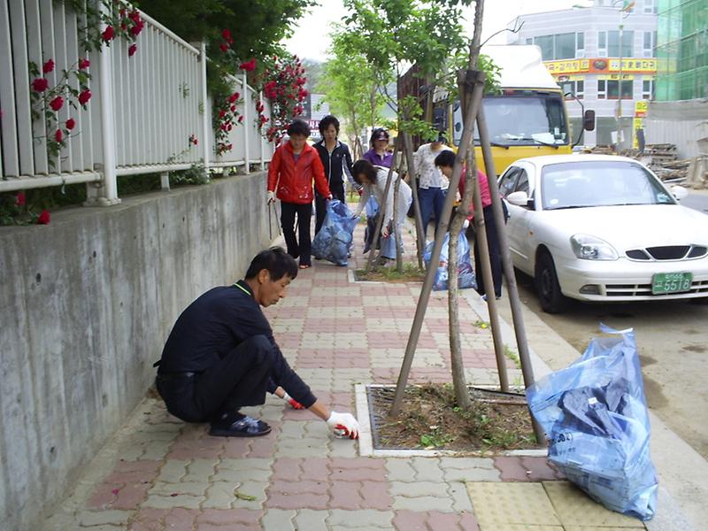 ''기초질서 생활화''-대청소 실시 사진