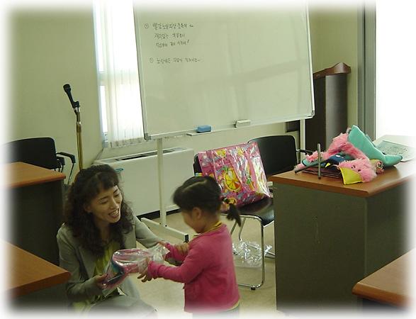 어린이날 축하 기념품 지급 사진