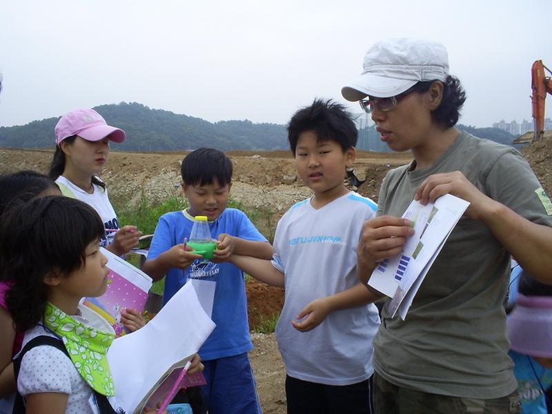 생태하천만들기 현장수업(3)-수질체크하기 사진