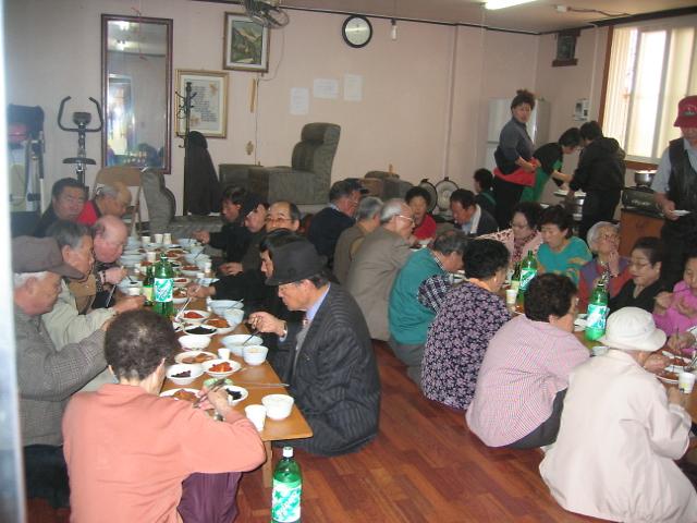 지역 노인들에게 점심 대접 사진