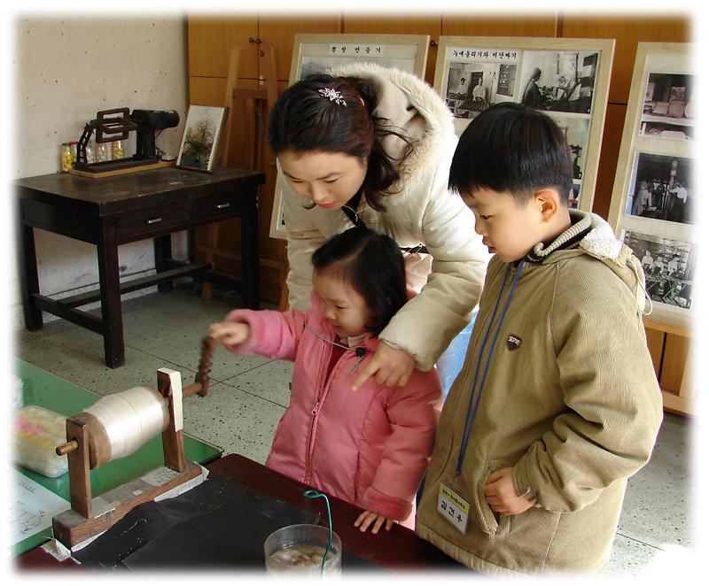 두번째 테마기행 중 잠사 과학박물관에서.. 사진