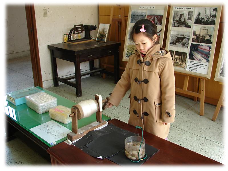 두번째 테마기행 중 잠사 과학박물관에서.. 사진