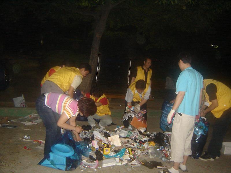 끝마무리까지 ... 거리응원후 더욱 깨끗해진 동네 사진