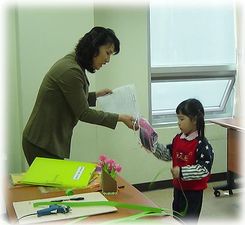어린이날 축하 기념품 지급 사진