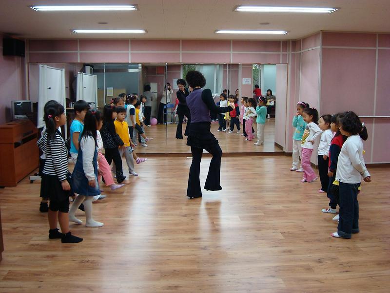 어린이들을 위한 스포츠 댄스교실 개강 사진
