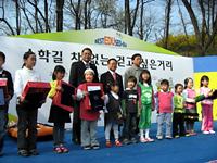 어린이그림그리기대회 시상자 기념촬영 사진