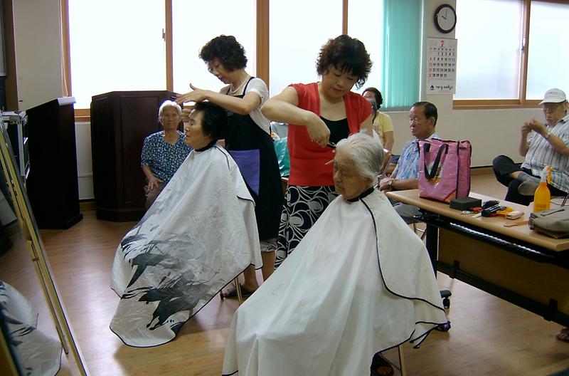 7월 어르신 이미용 봉사 사진
