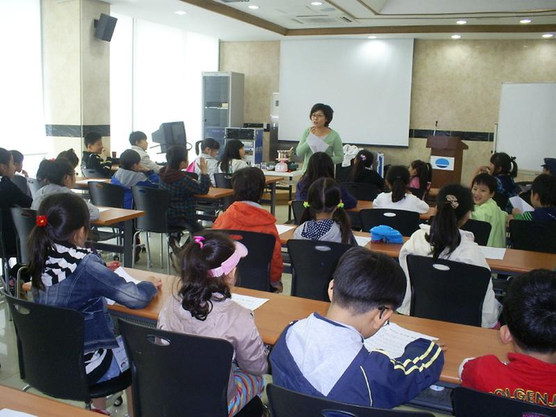 딸기잼만들기 강의를 열심히 듣고 있는 꿈나무체험단 사진