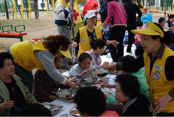 석남1동봉사회 및 대한적십자사서구지구협의회 결식ㆍ무의탁어르신 무료급식 및 건강체크 봉사 전개 사진