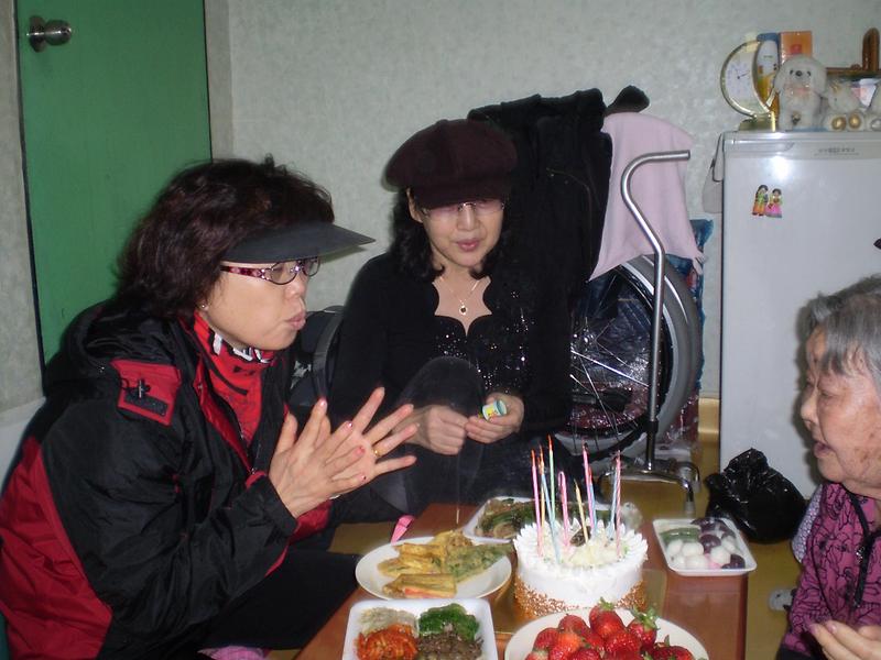 독거노인 생신상 차려드리기 사진