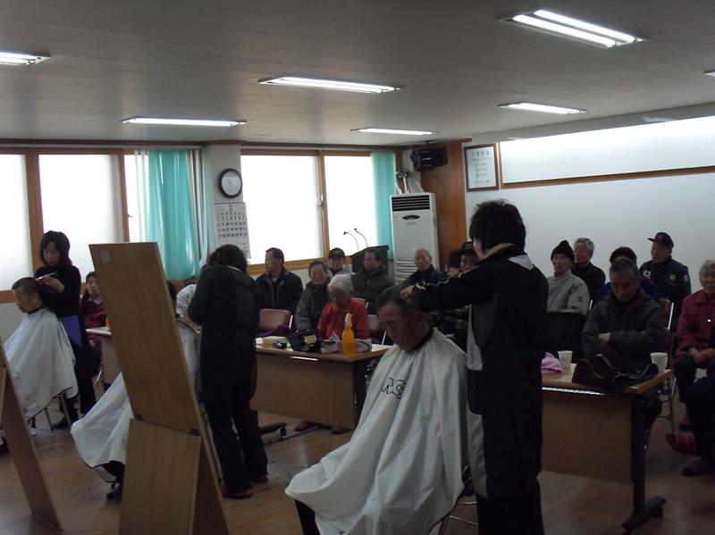어르신 무료 이미용 봉사 사진
