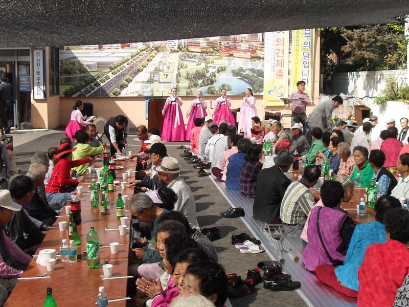 2010년 경로의 달 맞이 경로위안잔치 개최 사진